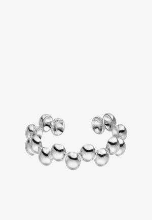 Silberner Metallarmreif mit glatten, gerundenen Elementen in polierter Ausführung. Flexibles Design mit runden Öffnungen an den Enden.