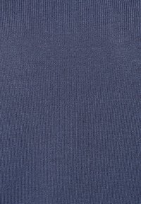 Gros plan sur un tissu tricoté bleu foncé montrant un motif côtelé vertical serré et une texture.