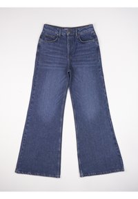 Jeans de pierna ancha de talle alto, hechos de denim de lavado medio. Incluyen cinco bolsillos, trabillas para cinturón y un cierre de botón en la parte delantera.