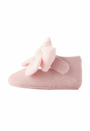 Weicher rosa Babyschuh mit einer großen Stoffschleife oben und einem Klettverschluss an der Seite.