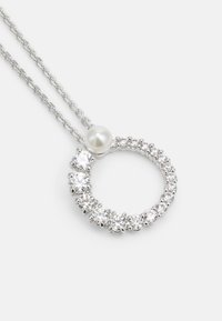 Zilveren ketting met een ronde hanger versierd met heldere kristallen en een enkele parel, met een delicate ketting.