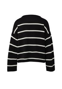 Czarnobiały sweter w paski, krótki fason, dzianinowa faktura, opadające ramiona, szerokie rękawy, z kontrastującymi poziomymi paskami.