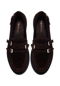 Mocassini in suede marrone con due cinturini regolabili con fibbie, cuciture a contrasto e suola in gomma nera testurizzata. Presentano un logo impresso all'interno.