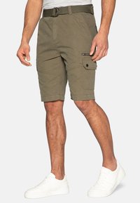 Olijfgroene cargoshorts met een riem in de taille, meerdere zakken en een gestructureerde stof. Voorzien van een ritssluiting en knoopsluiting.
