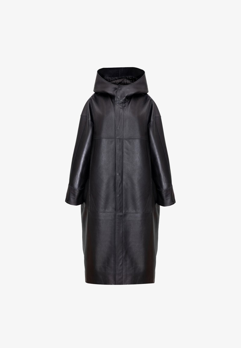 Czarna skórzana kurtka z kapturem, o luźnym, oversize'owym kształcie, długich rękawach i dużych przednich panelach o gładkiej teksturze.
