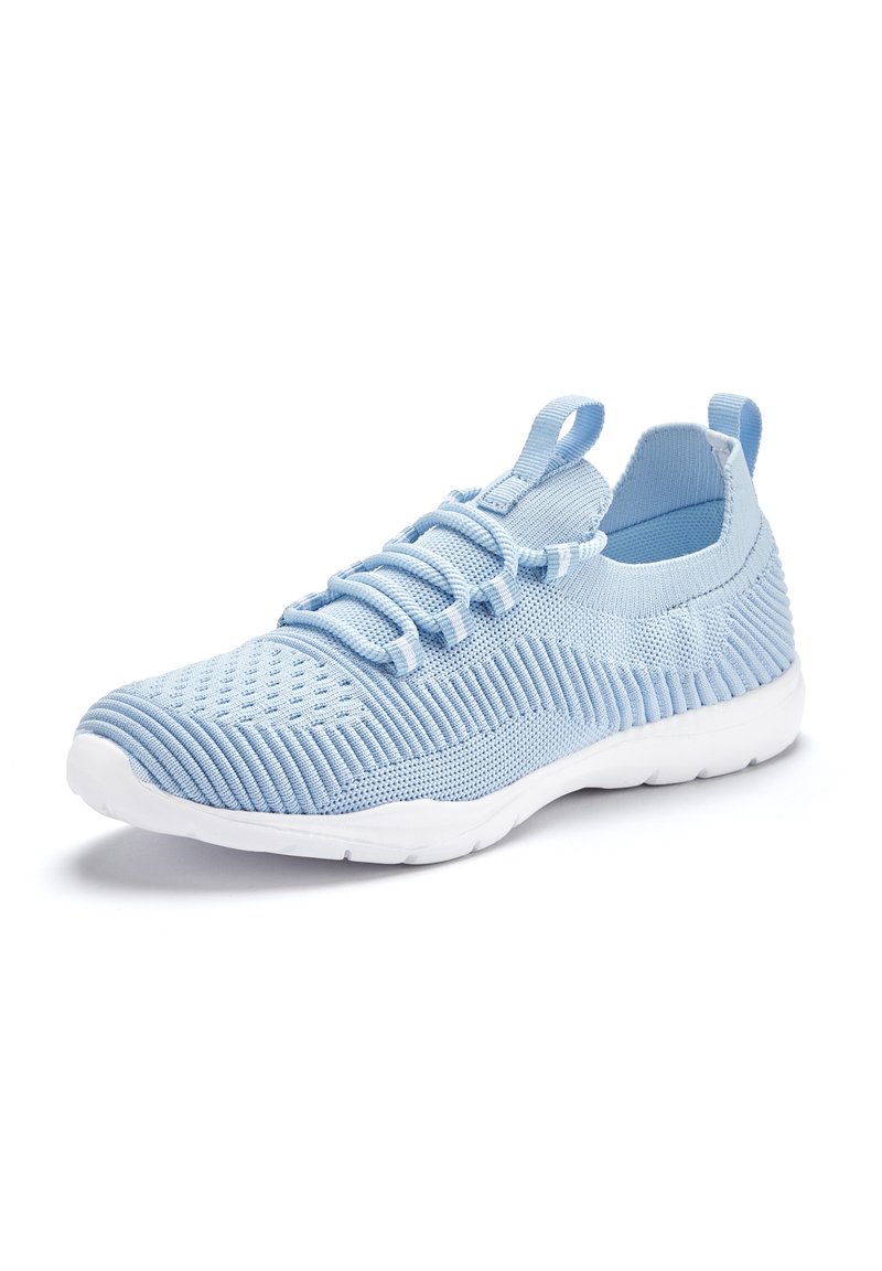 Hellblaues Sport Schuhwerk aus atmungsaktivem Mesh mit strukturierter Oberfläche, elastischen Schnürsenkeln und einer weißen Gummisohle. Verfügt über eine Schlaufe an der Ferse.