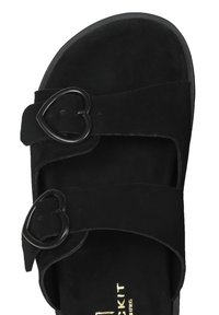 Czarne zamszowe sandały z dwiema szerokimi paskami, z których każdy ma klamry w kształcie serca. Płaska podeszwa z wytłoczonym logo na wkładce.