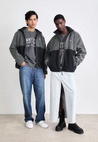 Tommy Jeans ESSENTIAL JACKET UNISEX - Flísová bunda - black