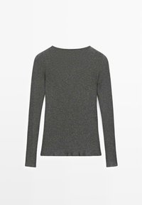 Maglietta a maniche lunghe in morbido tessuto a costine grigio scuro, con scollatura arrotondata e design aderente, caratterizzata da una texture liscia e priva di motivi visibili.