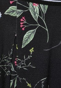 Mustaa kangasta, jossa on kukkakuosi vihreillä lehdillä sekä vaaleanpunaisilla ja keltaisilla kukilla; sisältää sivureiän yksityiskohtia varten.