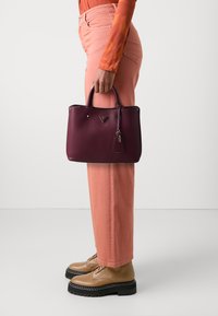 Guess MERIDIAN GIRLFRIEND SATCHEL - Kézitáska - burgundy