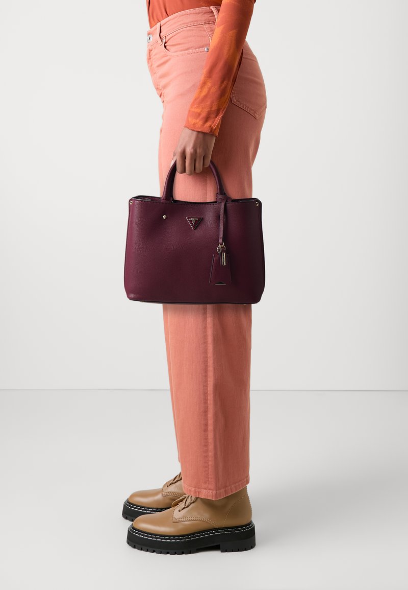 Guess MERIDIAN GIRLFRIEND SATCHEL - Kézitáska - burgundy