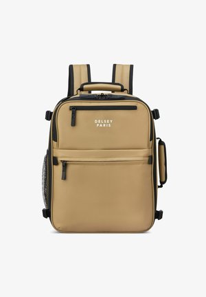 Mochila beige con acentos negros, tela suave, tirantes dobles, asa superior, bolsillos frontales con cremallera y bolsillo lateral de malla para botellas de agua.