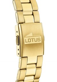Reloj de acero inoxidable dorado con acabado cepillado, que presenta un cierre con el logo "LOTUS" y un diseño de pulsera de eslabones.