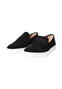 Scarpe slip-on nere in suede con design cucito e suola in gomma bianca. Presentano una texture liscia e uno stile minimalista.
