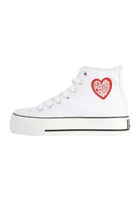 Sneaker alte bianche con suola in gomma, con un'applicazione a forma di cuore rosso con testo. Materiale in tela, striscia nera piatta sulla suola.