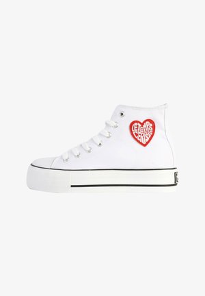 Sneaker alte bianche con suola in gomma, con un'applicazione a forma di cuore rosso con testo. Materiale in tela, striscia nera piatta sulla suola.