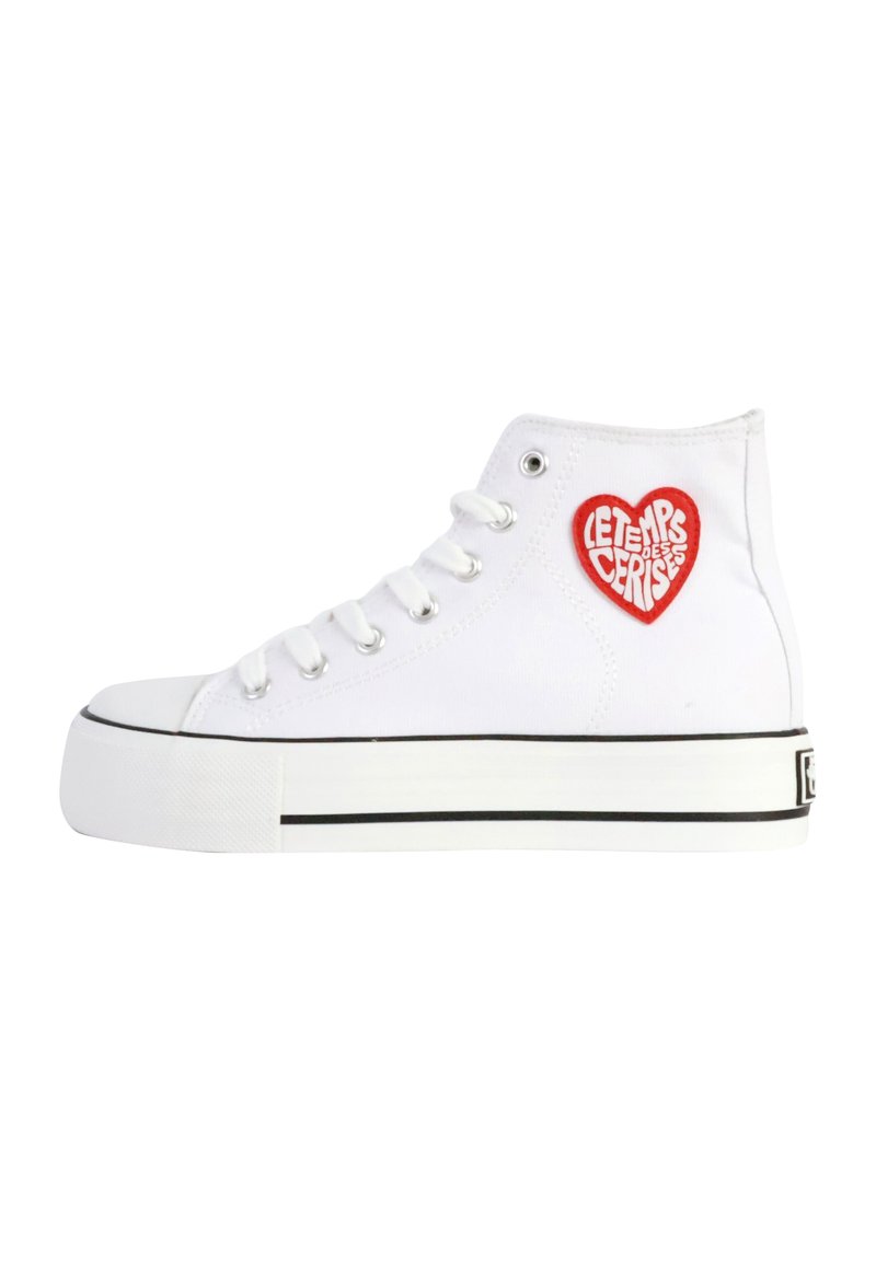 Sneaker alte bianche con suola in gomma, con un'applicazione a forma di cuore rosso con testo. Materiale in tela, striscia nera piatta sulla suola.