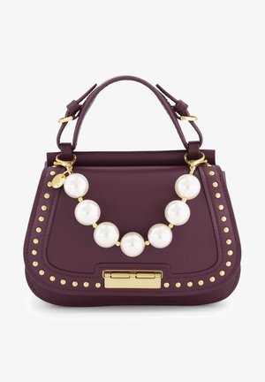 Bordeauxfarvet læderhåndtaske med en struktureret form, guldfarvet hardware og en perlebesat rem. Har nittet detaljer langs siderne.