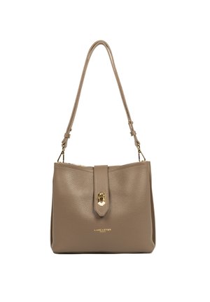 Borsa a tracolla in pelle marrone con un design strutturato, accessori in oro, pattina con chiusura magnetica e una sola tracolla regolabile.