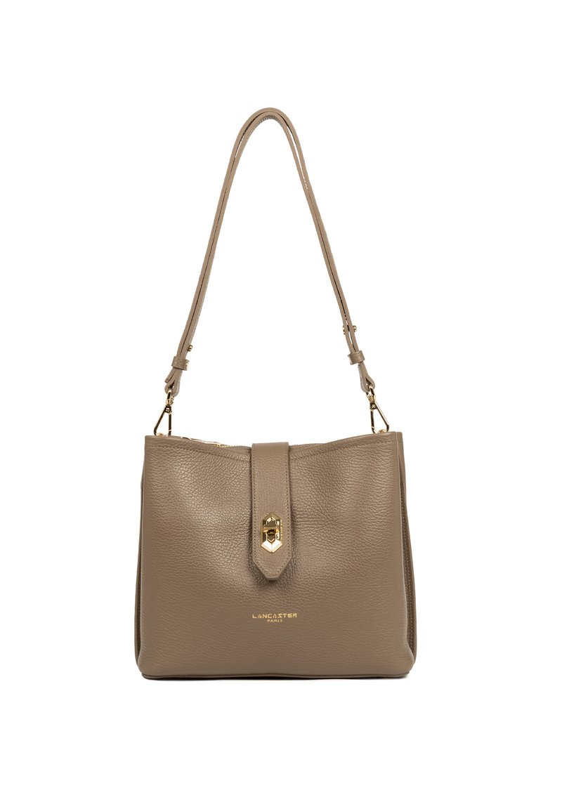 Borsa a tracolla in pelle marrone con un design strutturato, accessori in oro, pattina con chiusura magnetica e una sola tracolla regolabile.