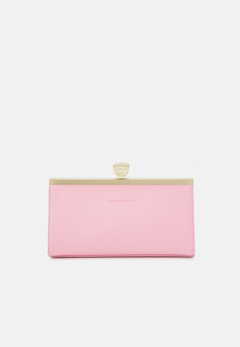 Pochette rectangulaire rose avec cadre et fermoir en métal doré, logo embossé au centre, posée sur un fond blanc uni.