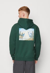 HUF DISCOVER NATURE HOODIE - Pusa - forest green