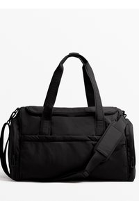 Sort duffel taske lavet af nylon med to håndtag, en aftagelig skulderrem og lynlåslommer på forsiden og toppen. Glat tekstur.