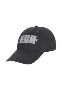 Casquette de baseball en coton noir avec texte brodé en blanc. Elle possède une visière incurvée et une sangle ajustable à l'arrière. Design classique à six panneaux.