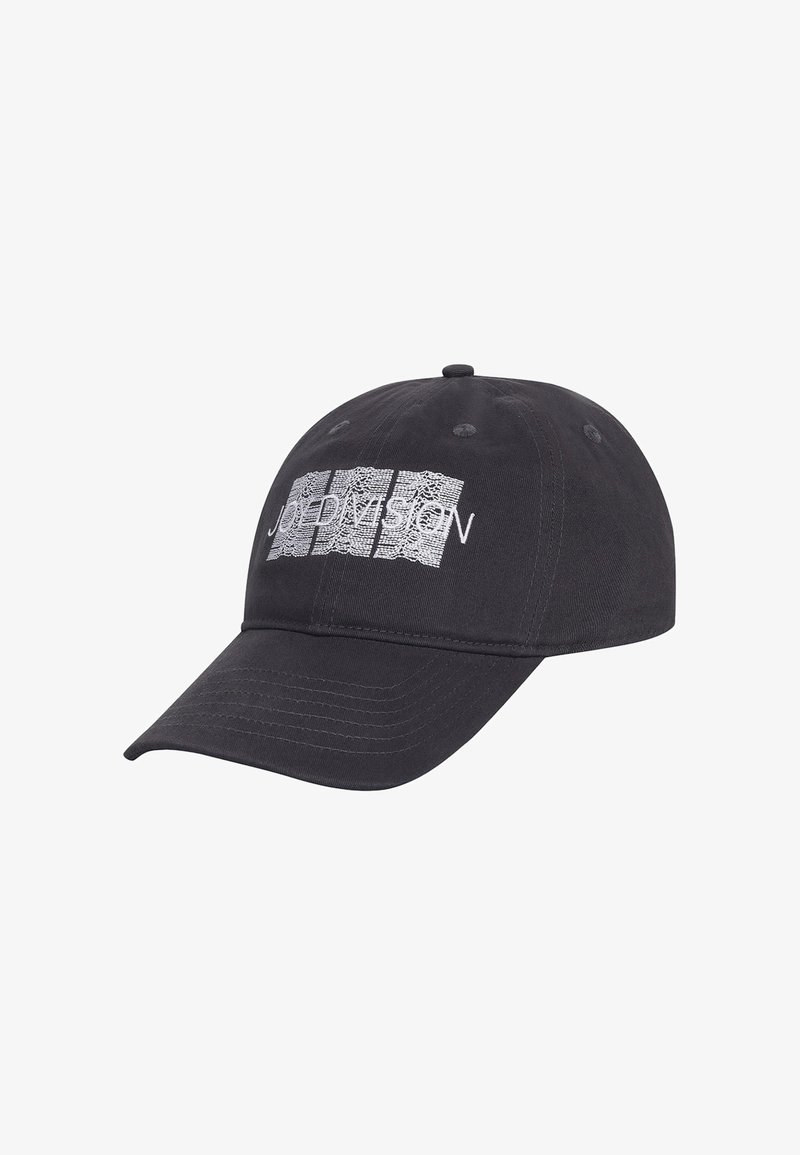 Casquette de baseball en coton noir avec texte brodé en blanc. Elle possède une visière incurvée et une sangle ajustable à l'arrière. Design classique à six panneaux.