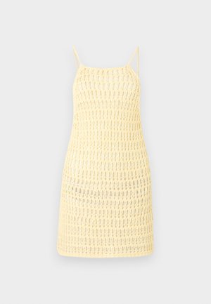 Mini robe jaune en crochet avec fines bretelles spaghetti et motif ajouré, adaptée comme paréo de plage ou vêtement d'été décontracté.