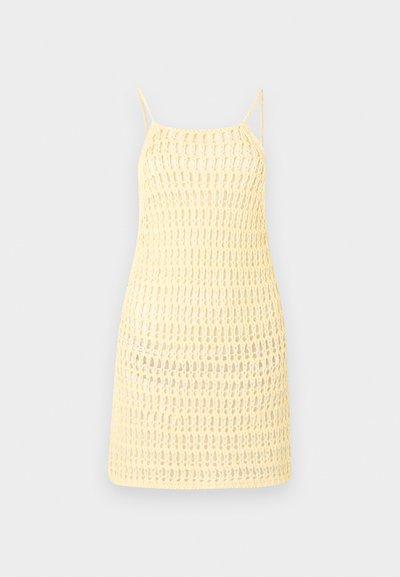Κίτρινο μίνι φόρεμα με βελονάκι, λεπτές λεπτομέρειες με τιράντες σπάγγο και ανοιχτό πλεκτό σχέδιο, κατάλληλο ως κάλυμμα παραλίας ή καθημερινό καλοκαιρινό ένδυμα.
