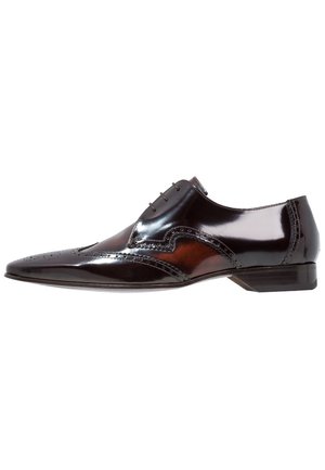 Glinsterende donkerbruine leren Oxford-schoen voor heren met brogue-details en gesloten veters, zijaanzicht op een witte achtergrond.