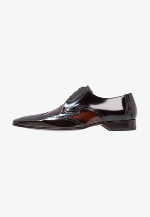 Chaussure Oxford pour hommes en cuir brun foncé brillant avec détails brogue et laçage fermé, présentée de profil sur fond blanc.