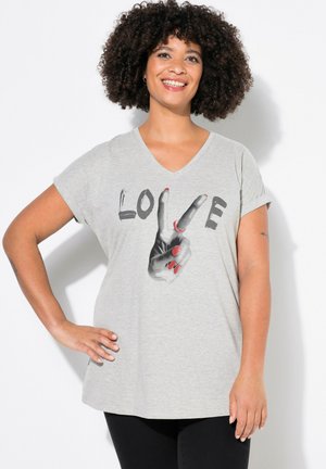 Graues V-Ausschnitt-T-Shirt mit kurzen umgeschlagenen Ärmeln, das ein grafisches Design einer Hand zeigt, die ein Peace-Zeichen macht, sowie das Wort "LOVE" in fetten schwarzen Buchstaben.