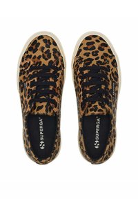 Sneakers con stampa leopardata, tomaia testurizzata e pelosa, lacci neri e suola in gomma beige. Logo visibile sulla fodera interna.