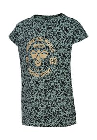 Grünes T-Shirt mit Blumenmuster und kurzenÄrmeln, mit goldfarbener Druckschrift und Logo in der Mitte. Weiche Stofftextur.