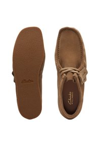 Braune Wildlederschuhe mit abgerundeter Spitze, Schnürdetails und weicher, strukturierter Oberfläche. Eine Gummisohle mit leicht strukturiertem Muster.