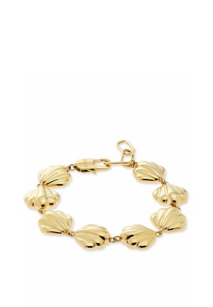 Gouden armband met verbonden, gepolijste hangers in de vorm van schelpen en een sluiting met karabijnhaak op een witte achtergrond.