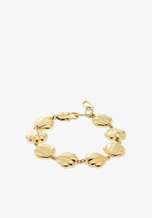 Bracelet en or avec des breloques polies en forme de coquillage reliées entre elles et une fermeture à mousqueton sur fond blanc.