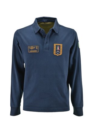 Polo blu navy a maniche lunghe con colletto, due toppe ricamate sul petto anteriore e una toppa sulla manica sinistra.