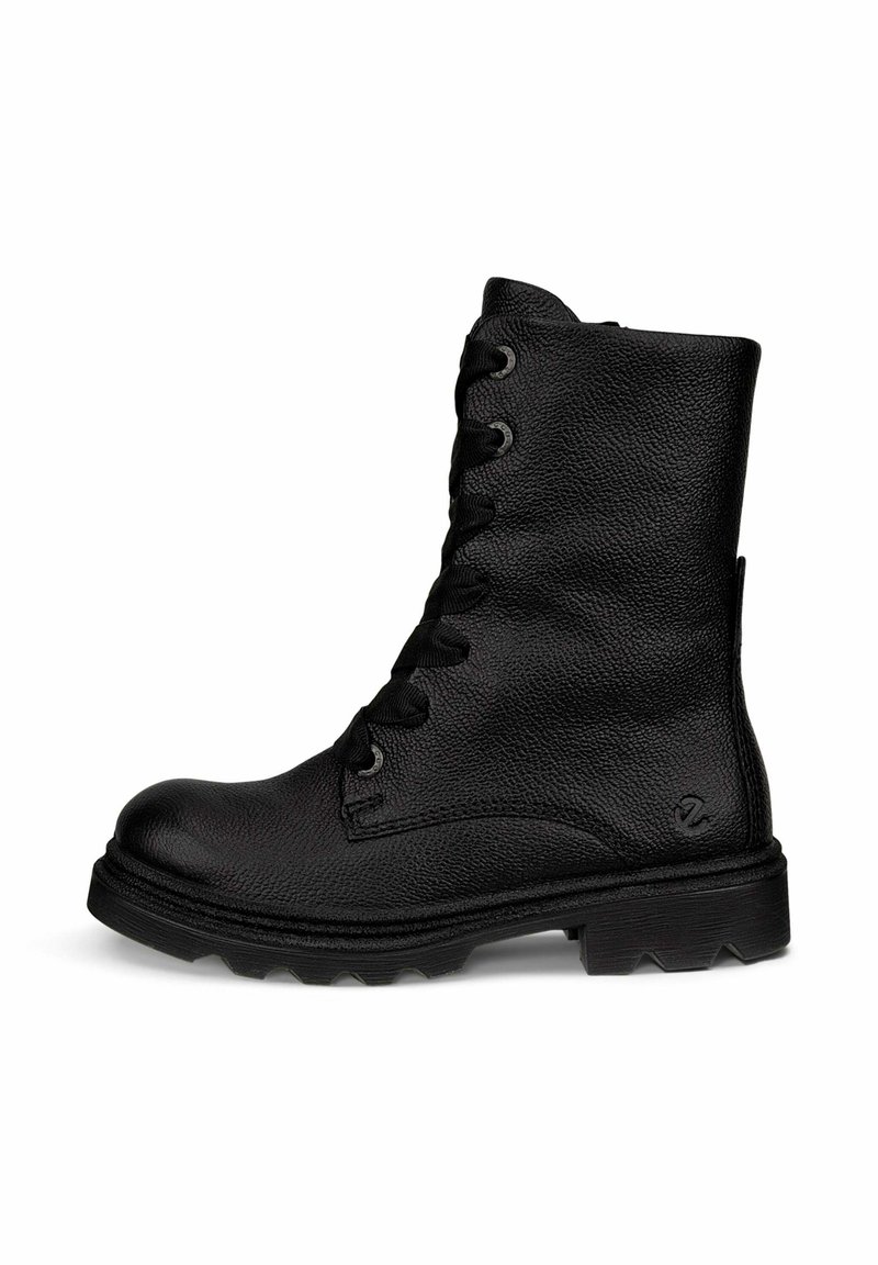 Botte de combat noire en cuir à lacets avec semelle épaisse et surface texturée, vue de côté sur fond blanc.