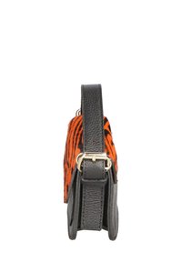 Piccola borsa a mano con pannello di pelliccia a strisce arancioni e nere, lati in pelle nera texurizzata, accessori in oro e tracolla regolabile.