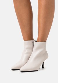 Tamaris Bottines à talons hauts - taupe