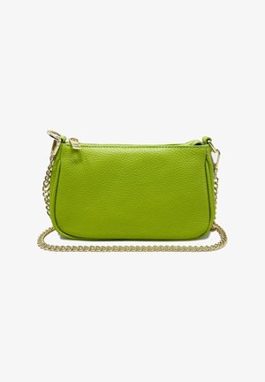 Borsa a tracolla verde in pelle con finitura testurizzata, chiusura a zip e tracolla in catena dorata. Forma rettangolare con bordi arrotondati.