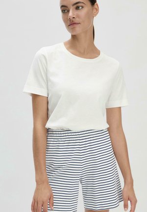 Weißes Baumwoll-T-Shirt mit kurzen Ärmeln, kombiniert mit navy- und weißgestreiften Shorts mit elastischem Bund. Schlichtes, lässiges Design.