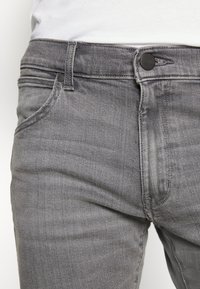 Wrangler LARSTON - Calças de ganga justas - revelation