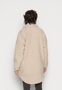 ONLY ONLNEWCAMILLA TEDDY SHACKET CC OTW - Casaco de inverno - oatmeal