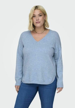 Lichtblauwe gebreide trui met een V-hals, drop shoulders en geribde manchetten. Heeft een gebogen zoom en een zachte, gestructureerde stof.