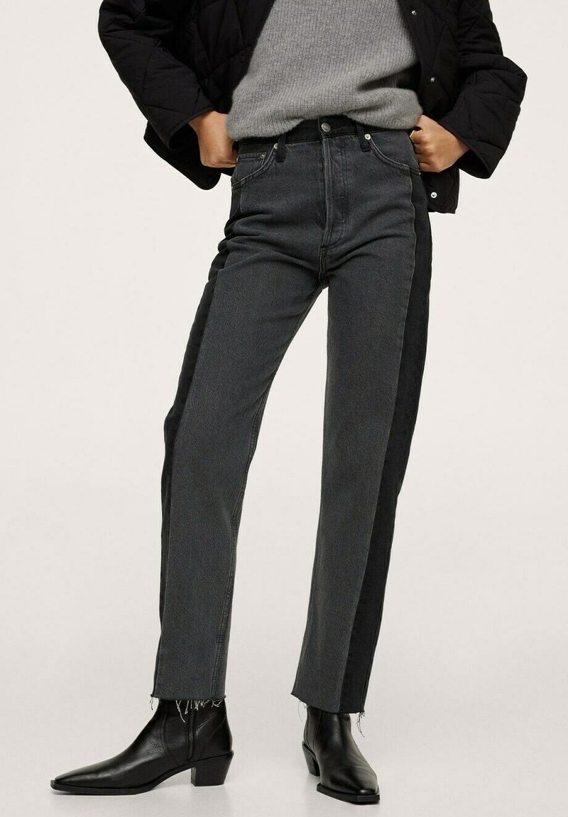 Jean denim gris foncé avec un panneau latéral noir contrastant, coupe droite, ourlet effiloché et design classique à cinq poches.